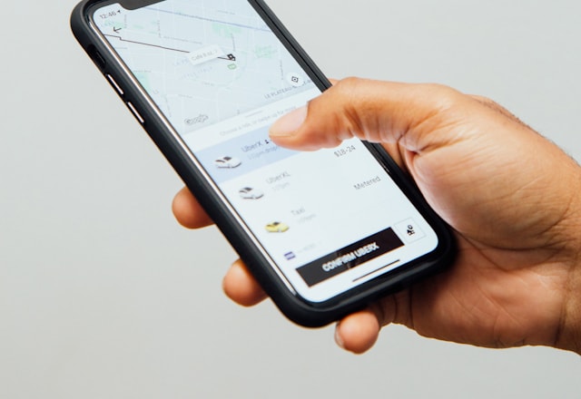 スマートフォンからWEB予約する様子